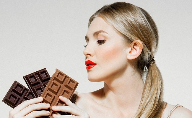 Девушка с шоколадом.
