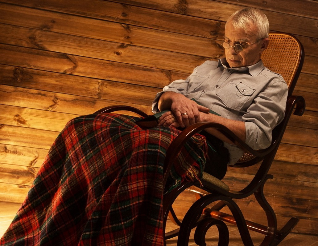 В скромно обставленном кабинете сидел пожилой человек. Дедушка в кресле. Мужчина в кресле качалке. Дед в кресле качалке. Человек в креслокачалке.