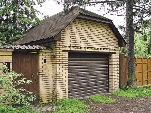 Кирпичный гараж: фото, строительство своими руками
