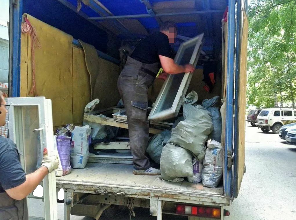 грузчики вывозят мусор
